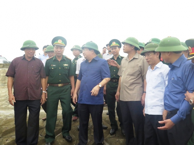 Ph&oacute; Thủ tướng Trịnh Đ&igrave;nh Dũng kiểm tra c&ocirc;ng t&aacute;c chuẩn bị&nbsp;ứng ph&oacute; b&atilde;o tại huyện Hải Hậu, Nam Định.