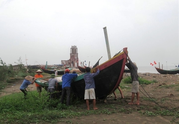 Ngư d&acirc;n v&ugrave;ng biển Hải L&yacute; (Hải Hậu) đang k&eacute;o thuyền v&agrave;o nơi tr&uacute; ẩn an to&agrave;n...&nbsp;