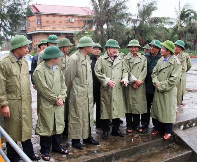 Ph&oacute; Thủ tướng Trịnh Đ&igrave;nh Dũng kiểm tra c&ocirc;ng t&aacute;c chuẩn bị&nbsp;ứng ph&oacute; b&atilde;o tại huyện Tiền Hải, tỉnh Th&aacute;i B&igrave;nh.