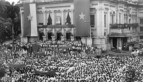 M&iacute;t tinh tổng khởi nghĩa ở Quảng trường Nh&agrave; h&aacute;t Lớn H&agrave; Nội 19/8/1945 (Ảnh: Tư liệu).