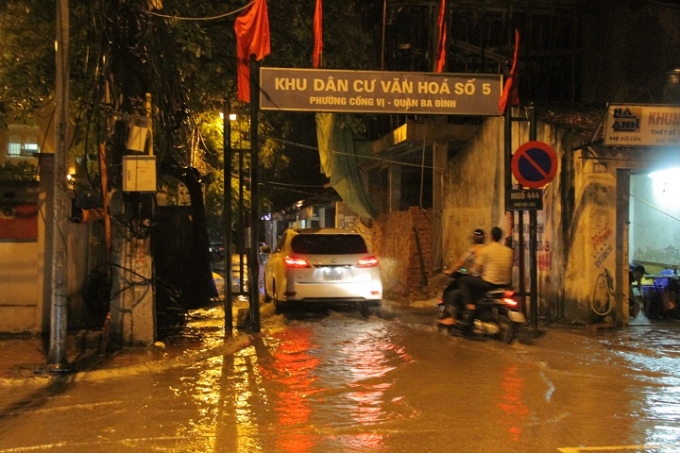 Nước ngập l&agrave;m phương tiện di chuyển kh&oacute; khăn trong ng&otilde;.