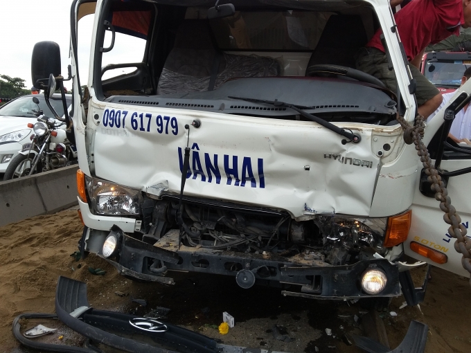 Chiếc xe tải biến dạng sau va chạm.