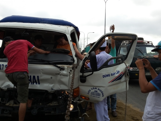 B&igrave;nh Dương: Hơn 1 giờ giải cứu t&agrave;i xế trong ca bin biến dạng