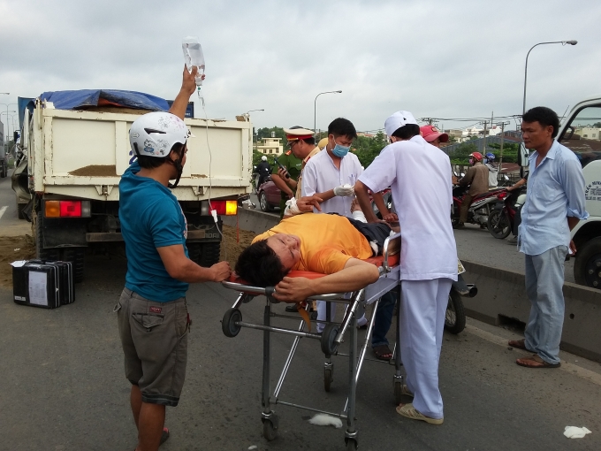 Phải mất gần 1 giờ đồng hồ mới đưa được t&agrave;i xế ra ngo&agrave;i