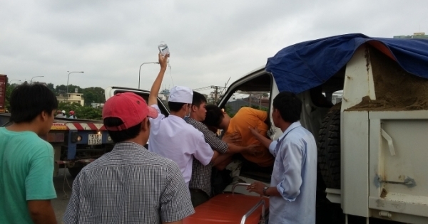 Bình Dương: Hơn 1 giờ giải cứu tài xế trong ca bin biến dạng