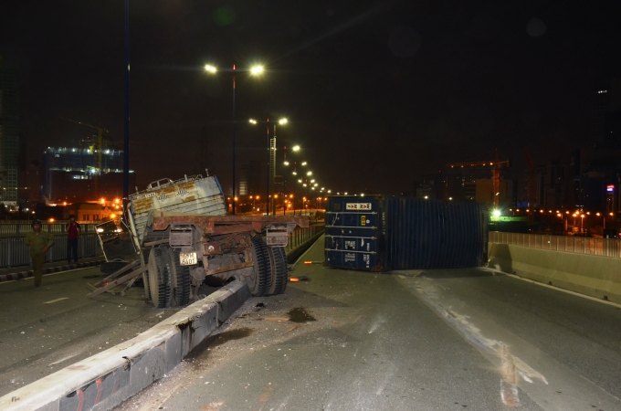 Container t&ocirc;ng đi&ecirc;n loạn tr&ecirc;n cầu S&agrave;i G&ograve;n.