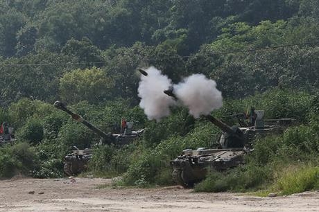 Ng&agrave;y 20/9/2015, Triều Ti&ecirc;n bắn nhiều loạt ph&aacute;o về khu vực qu&acirc;n sự của H&agrave;n Quốc ở huyện Yeoncheon, sau đ&oacute; H&agrave;n Quốc đ&atilde; đ&aacute;p trả với 29 ph&aacute;t ph&aacute;o. (Ảnh:&nbsp;Yonhap)