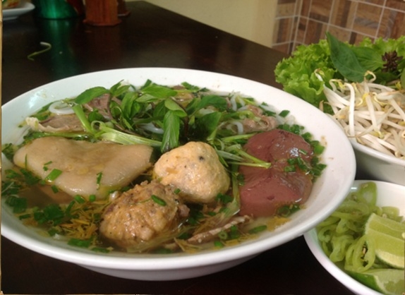 C&ugrave;ng với m&oacute;n Phở trứ danh, B&uacute;n B&ograve; Huế cũng được xếp hạng m&oacute;n ăn &ldquo;ngon nhất tr&ecirc;n thế giới&rdquo;. Nước d&ugrave;ng b&uacute;n c&oacute; vị ngọt từ xương b&ograve; v&agrave; xương lợn ninh v&agrave; vị đậm đ&agrave; đến từ mắm ruốc. Trong b&aacute;t b&uacute;n thường c&oacute; k&egrave;m th&ecirc;m thịt b&ograve;, mộc, m&oacute;ng gi&ograve;, hoa chuối, r&aacute; v&agrave; rau thơm. Ảnh: Nh&agrave; h&agrave;ng N&eacute;t Huế.