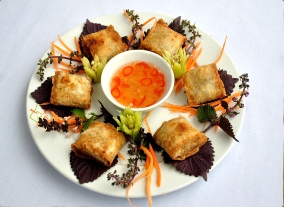 Ram Huế cũng được coi như một dạng của Nem nhưng kh&aacute;c ở chỗ vỏ được l&agrave;m bằng bột gạo tr&aacute;ng d&agrave;y như b&aacute;nh tr&aacute;ng, cuốn th&agrave;nh h&igrave;nh vu&ocirc;ng nhiều lớp, b&ecirc;n trong l&agrave; thịt heo, mộc nhĩ, t&ocirc;m tươi b&oacute;c n&otilde;n xay nhuyễn trộn với c&agrave; rốt v&agrave; một số gia vị kh&aacute;c. Ảnh: Nh&agrave; h&agrave;ng N&eacute;t Huế.