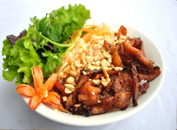 B&uacute;n thịt nướng rất quen thuộc với người d&acirc;n xứ Huế. B&uacute;n thịt nướng sẽ được ăn c&ugrave;ng với rau sống th&aacute;i nhỏ, rắc ch&uacute;t đậu phụng thơm gi&ograve;n l&ecirc;n v&agrave; trộn c&ugrave;ng nước l&egrave;o, một loại nước chấm qu&aacute; th&acirc;n thuộc v&agrave; kh&ocirc;ng thể thiếu với người Huế. Ảnh: Nh&agrave; h&agrave;ng N&eacute;t Huế.