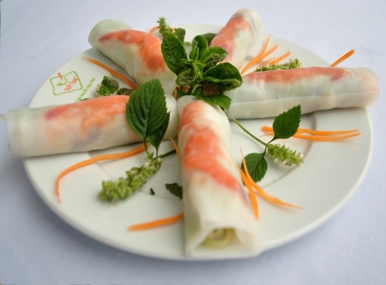 B&aacute;nh được cuộn lại bằng một loại l&aacute; như l&aacute; phở của miền bắc, b&ecirc;n trong l&agrave; rau củ quả, gi&aacute; trần, thịt ba chỉ v&agrave; t&ocirc;m chua Huế được muối rất cầu kỳ, cẩn thận. Cuốn Huế c&oacute; vị m&aacute;t nhẹ của rau củ quả, vị ngọt của thịt, vị chua chua thơm cay của gừng. Ảnh: Nh&agrave; h&agrave;ng N&eacute;t Huế.