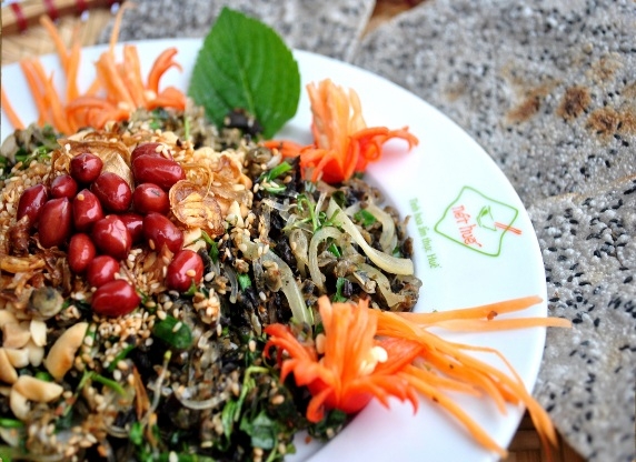 Hến x&uacute;c b&aacute;nh tr&aacute;ng được chế biến từ hến của Cồn Hến. Những con Hến ở đ&acirc;y c&oacute; hương vị rất kh&aacute;c so với v&ugrave;ng kh&aacute;c, hến nhỏ đều, c&oacute; vị ngọt v&agrave; b&ugrave;i đặc trưng. Ch&uacute;ng được kết hợp với h&agrave;nh, tỏi phi, ớt Huế, lạc dập, rau răm tạo ra vị thơm nh&egrave; nhẹ, cay cay, b&ugrave;i b&ugrave;i. Ảnh: Nh&agrave; h&agrave;ng N&eacute;t Huế.