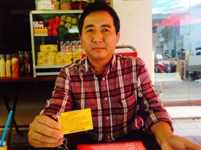 &Ocirc;ng Hải b&ecirc;n chiếc thẻ từ m&agrave; một số cư d&acirc;n phải mua 100.000/chiếc