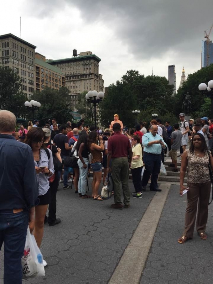 Nhiều tiếng cười th&iacute;ch th&uacute; v&agrave; &aacute;nh mắt ngạc nhi&ecirc;n của người d&acirc;n khi đi qua. (Ảnh: Huffington Post)