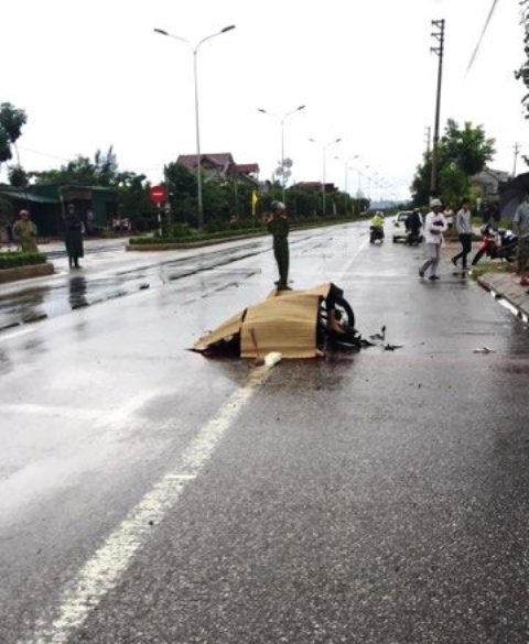 Hiện trường vụ tai nạn khiến hai c&ocirc; g&aacute;i tử vong tại chỗ.