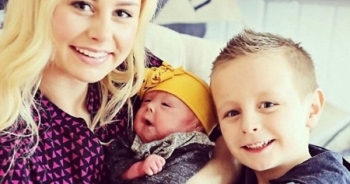 Bé gái Mỹ mắc bệnh lạ khi thay da 4 giờ một lần