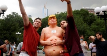 "Đỏ mặt" chiêm ngưỡng tượng khỏa thân của Donald Trump ở New York