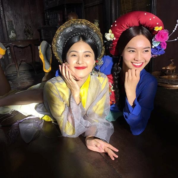 Hạ Vi v&agrave; Ninh Dương Lan Ngọc nh&iacute; nhảnh b&ecirc;n những th&agrave;nh vi&ecirc;n trong đo&agrave;n phim.