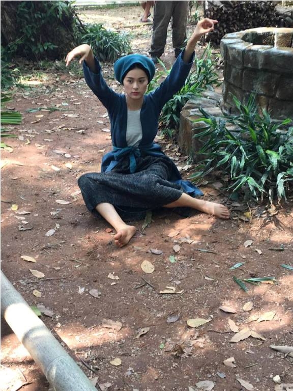 Hạ Vi bất ngờ đăng ảnh hậu trường phim Tấm C&aacute;m g&acirc;y sốt