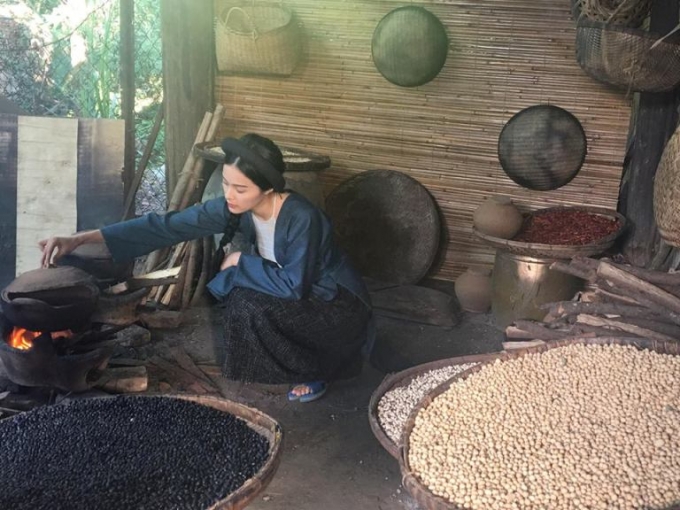 Hạ Vi tr&ocirc;ng như một c&ocirc; Tấm đảm đang thực thụ.