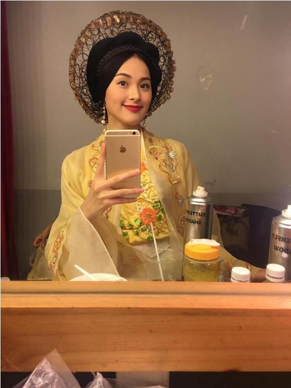 C&ocirc; cũng kh&ocirc;ng qu&ecirc;n tranh thủ