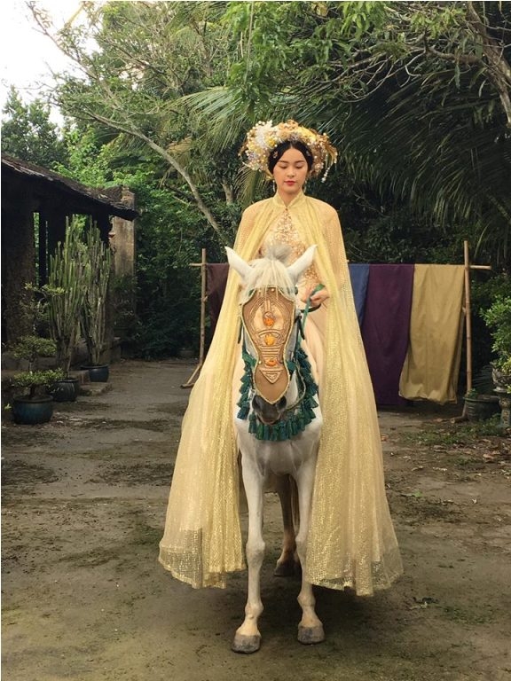 Hạ Vi trong cảnh chuẩn bị đi dự lễ hội.