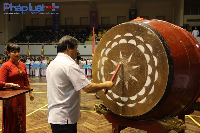 &Ocirc;ng Nguyễn Khắc Lợi &ndash; Ph&oacute; Gi&aacute;m đốc Sở Văn h&oacute;a v&agrave; thể thao H&agrave; Nội đ&aacute;nh trống khai mạc hội diễn.