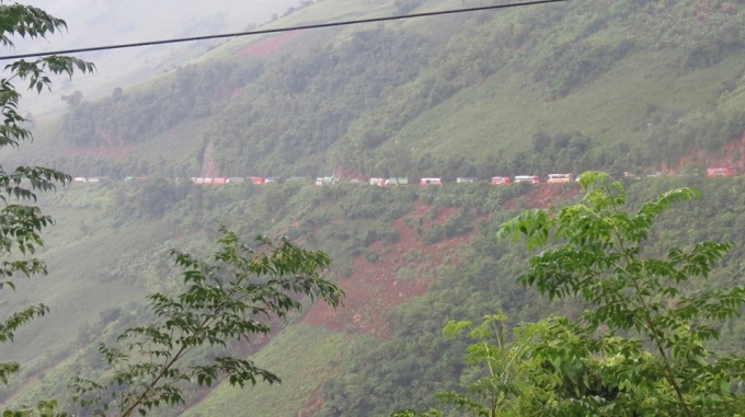 C&aacute;c phương tiện giao th&ocirc;ng nối đu&ocirc;i nhau hơn 10km.