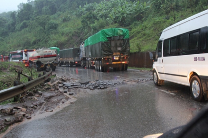 Đến hơn 10h s&aacute;ng ng&agrave;y 19/8 nhiều phương tiện vẫn &ugrave;n tắc k&eacute;o d&agrave;i v&agrave; chưa thể lưu th&ocirc;ng.