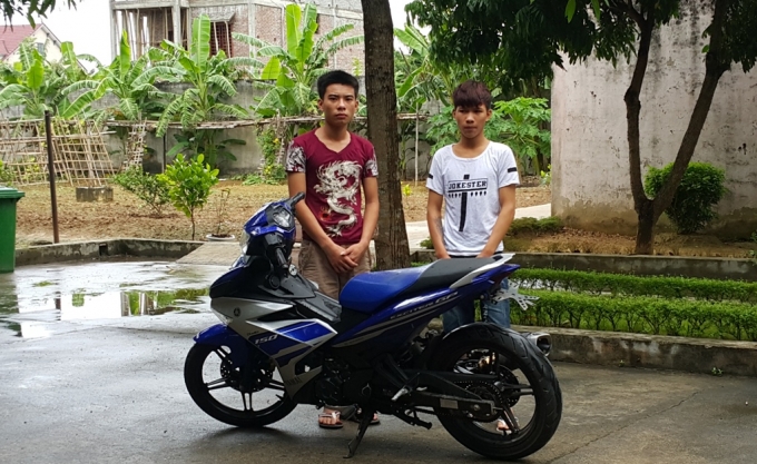 Hai đối tượng Thắng v&agrave; Đạt tại cơ quan điều tra.