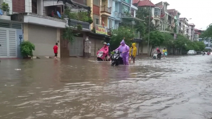 Hầu hết c&aacute;c xe m&aacute;y khi qua đ&acirc;y đều phải dắc bộ, kh&ocirc;ng thể đi, c&oacute; nhiều xe bị chết m&aacute;y. Ảnh: Huy Trung.