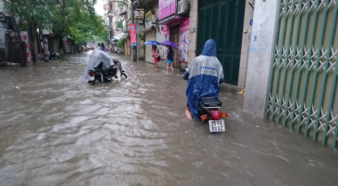 Chật vật trở về nh&agrave; trong mưa b&atilde;o.