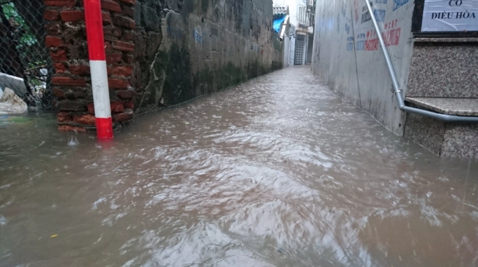 Một con ng&otilde; nhỏ tr&ecirc;n đường Vũ Trọng Phụng ngập như s&ocirc;ng.