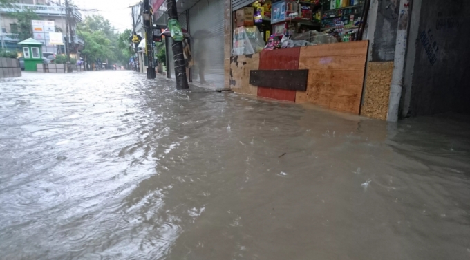 Hà Nội ngập úng nhiều nơi, người dân 