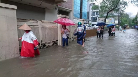 H&agrave; Nội ngập &uacute;ng nhiều nơi, người d&acirc;n
