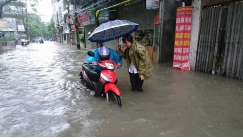 H&agrave; Nội ngập &uacute;ng nhiều nơi, người d&acirc;n