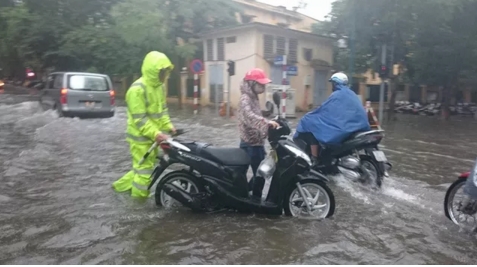 Ng&atilde; tư Phan Bội Ch&acirc;u L&yacute; Thường Kiệt, nhiều xe chết m&aacute;y, lực lượng CSGT hỗ trợ người d&acirc;n đi qua biển nước.