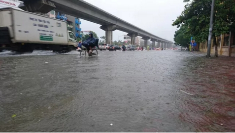 Đường Nguyễn Tr&atilde;i c&oacute; cốt kh&aacute; cao, nhưng vẫn bị ngập sau trận mưa chiều nay