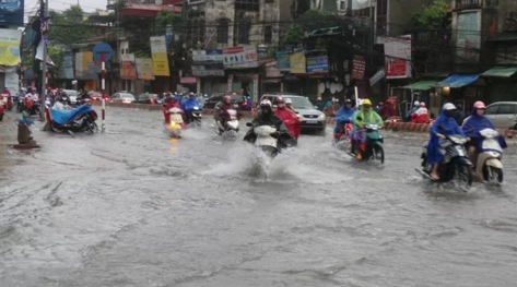 Ng&atilde; tư L&yacute; Thường Kiệt - Phan Bội Ch&acirc;u ngập nhẹ, c&aacute;c phương tiện vẫn lưu th&ocirc;ng qua được. (Ảnh: Gia Khoa)