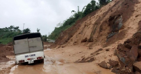 Quốc lộ 15C sạt lở nghiêm trọng, huyện Mường Lát bị cô lập