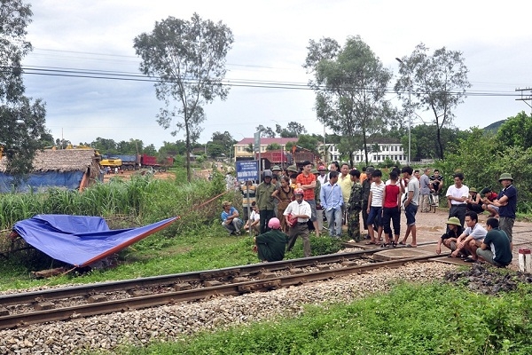 Người đ&agrave;n &ocirc;ng bị t&agrave;u hỏa c&aacute;n đứt đ&ocirc;i cơ thể