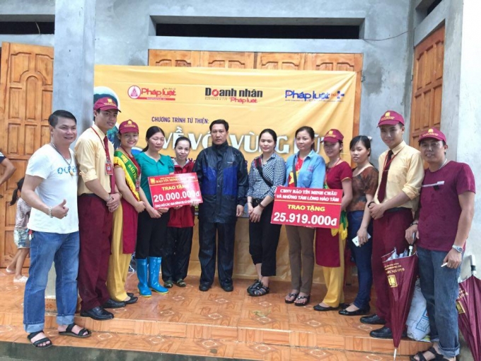 Ph&aacute;t huy truyền thống đo&agrave;n kết, tương th&acirc;n tương &aacute;i, l&aacute; l&agrave;nh đ&ugrave;m l&aacute; r&aacute;ch của d&acirc;n tộc. Chiều ng&agrave;y 19/8, đại diện B&aacute;o Ph&aacute;p luật Việt Nam - Cơ quan ng&ocirc;n luận của Bộ Tư ph&aacute;p kết hợp với đại diện Bảo t&iacute;n Minh Ch&acirc;u đ&atilde; đến thăm hỏi v&agrave; tặng qu&agrave; cho c&aacute;c gia đ&igrave;nh bị ảnh hưởng, thiệt hại trong cơn b&atilde;o vừa qua.