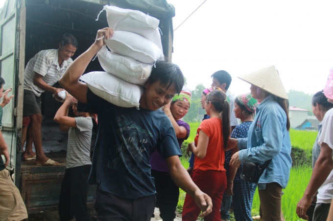 Những bao gạo, quần &aacute;o, m&igrave; ch&iacute;nh, nước mắm, gia vị, mỳ t&ocirc;m l&agrave; sự chia sẻ của c&aacute;c nh&agrave; hảo t&acirc;m đến b&agrave; con.&nbsp;