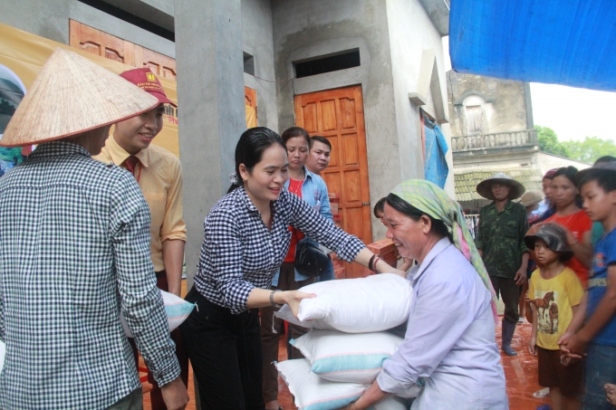 Chị Thu Hi&ecirc;n - đại diện C&ocirc;ng ty Bảo t&iacute;n Minh Ch&acirc;u chia sẻ những kh&oacute; khăn c&ugrave;ng b&agrave; con nh&acirc;n d&acirc;n x&atilde; Gia Ph&uacute; sau cơn b&atilde;o số 2 vừa qua.