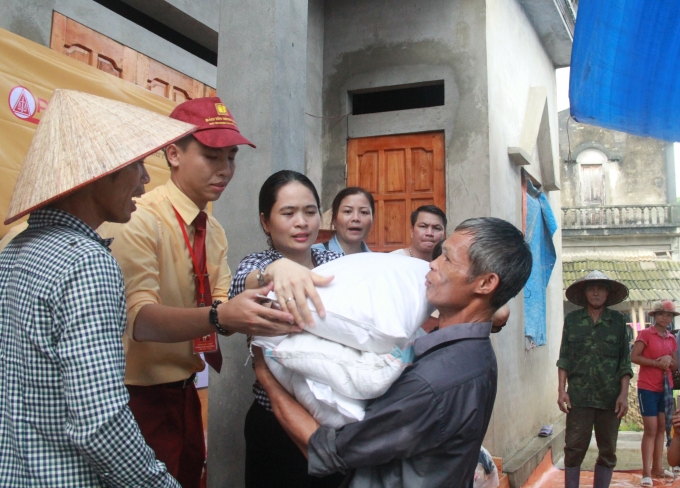 Đ&acirc;y l&agrave; một nghĩa cử đẹp thể hiện tấm l&ograve;ng của to&agrave;n thể Ban L&atilde;nh đạo, CBCNV Bảo t&iacute;n minh Ch&acirc;u v&agrave; hy vọng sẽ g&oacute;p phần gi&uacute;p người d&acirc;n nhanh ch&oacute;ng khắc phục hậu quả của b&atilde;o lũ v&agrave; sớm ổn định cuộc sống.