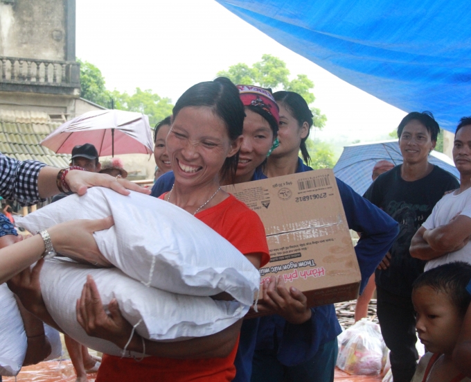 Niềm vui của người d&acirc;n x&atilde; Gia Ph&uacute; khi được mọi người chia sẻ sau cơn b&atilde;o lũ.