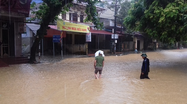 Khoảng 7 giờ 30 ph&uacute;t s&aacute;ng nay 20/8, đường phố Thanh Ni&ecirc;n (phường Hồng H&agrave;, th&agrave;nh phố Y&ecirc;n B&aacute;i) nước ngập s&acirc;u từ 40 đến 70 cm; nước s&ocirc;ng tiếp tục d&acirc;ng cao tr&agrave;n v&agrave;o c&aacute;c tuyến đường kh&aacute;c. Ảnh: L.P.