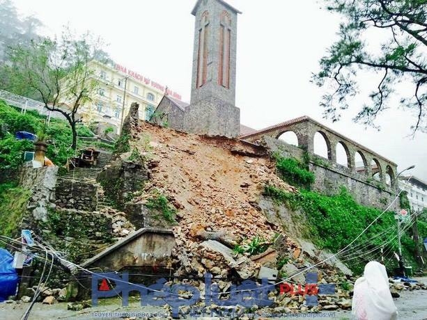 Cảnh đổ n&aacute;t một g&oacute;c nh&agrave; thờ cổ.