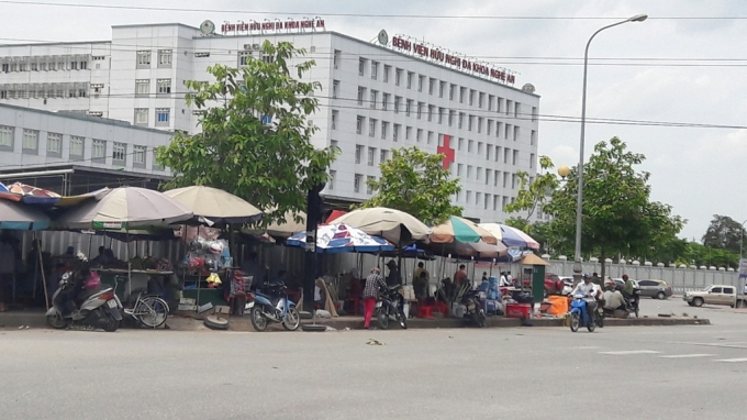H&agrave;ng th&aacute;ng để c&aacute;c được y&ecirc;n ổn kinh doanh nhiều người b&aacute;n h&agrave;ng rong b&ecirc;n cạnh cổng bệnh viện HNĐK đ&atilde; phải