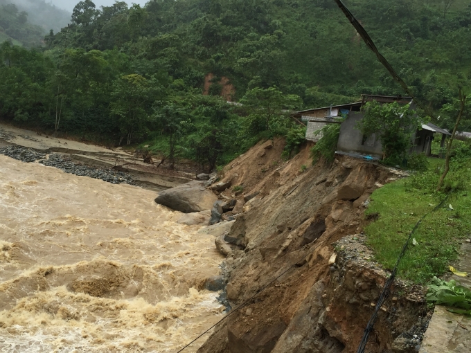 Mưa b&atilde;o khiến nước suối d&acirc;ng l&ecirc;n g&acirc;y sạt lở.